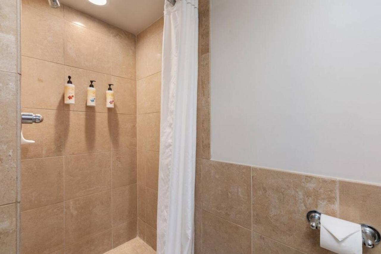 Incredible Location Free Parking In Waikiki Holiday home *