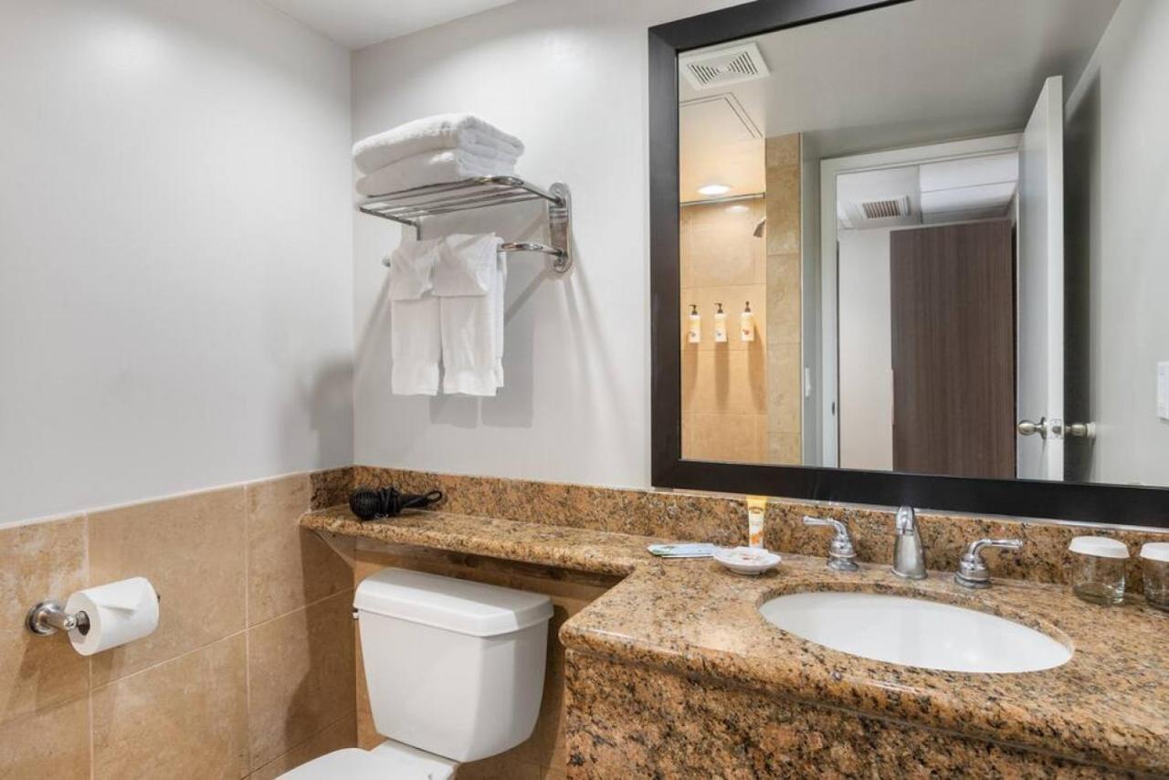 Incredible Location Free Parking In Waikiki *